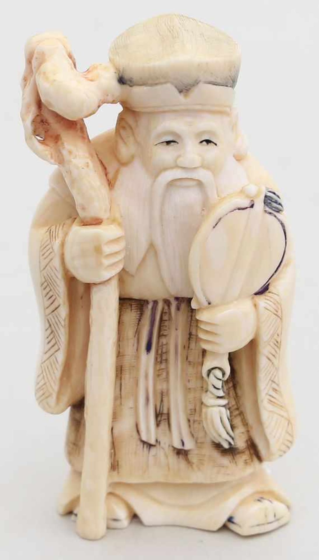 Sklulptur eines Gelehrten.Elfenbein, vollplastisch geschnitzt. China, 20. Jh. H. 8 cm. Beigegeben: