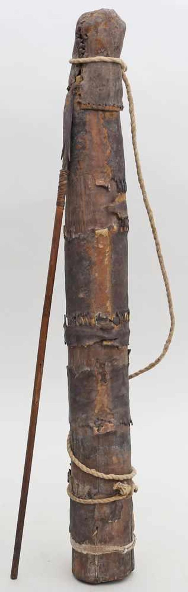 Holzköcher mit 5 Pfeilen.Pfeile mit Eisenspitzen. Wohl Afrika. L. 47 cm.