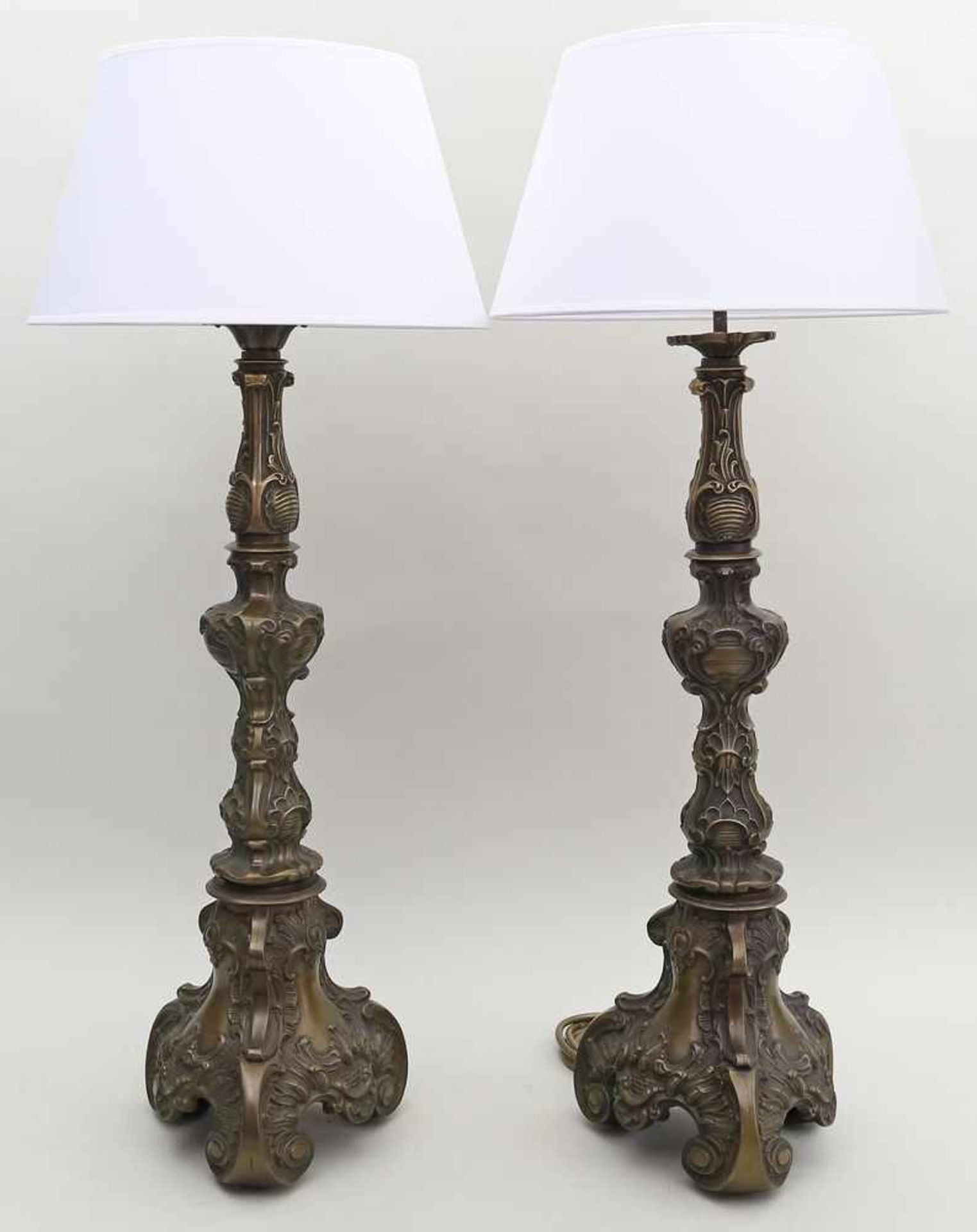 Paar hohe Tischleuchten im Barockstil, je 1-flammig.Bronzeschaft in Form von Altarleuchter. 20. - Image 2 of 2