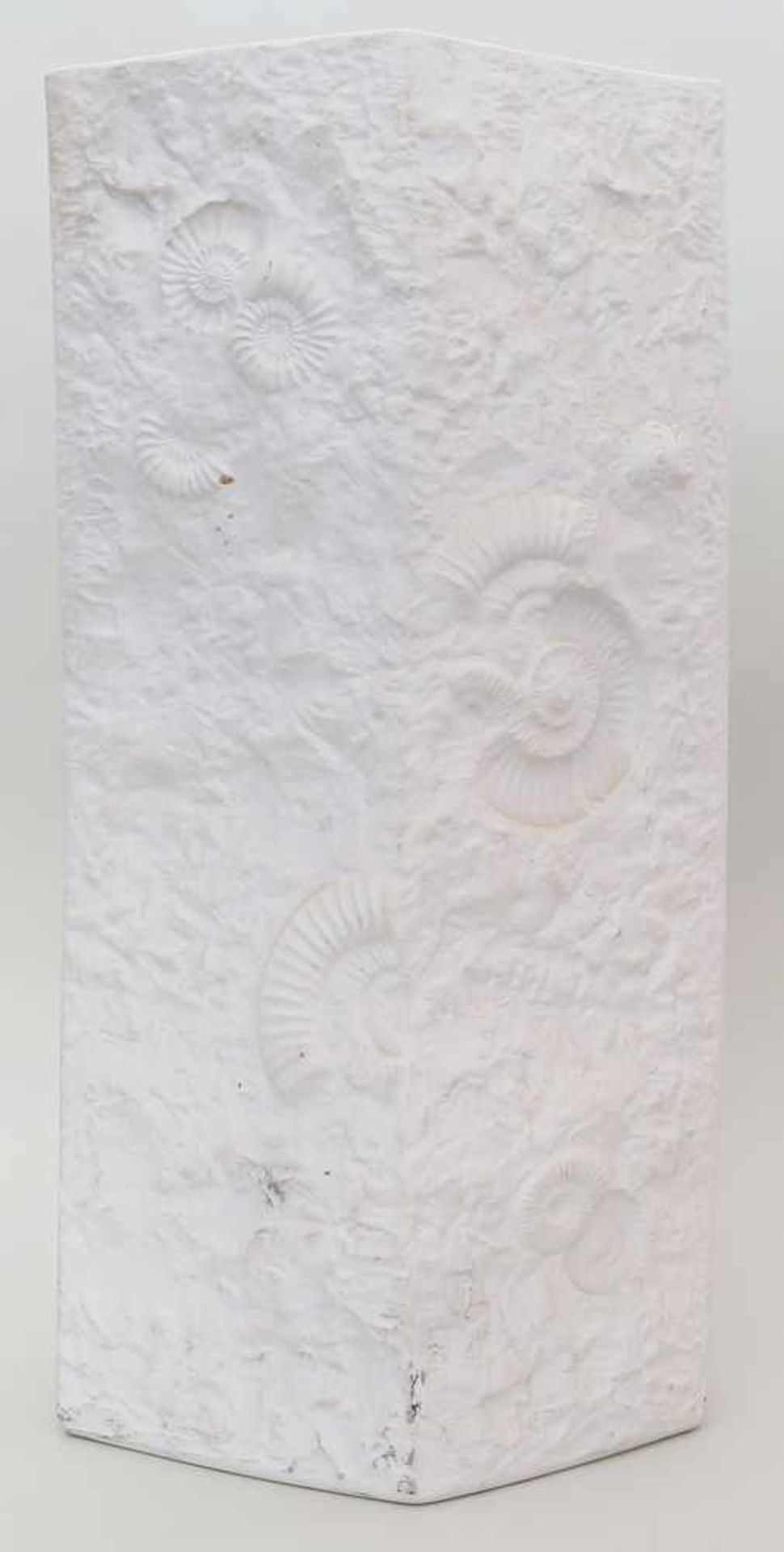 Bodenvase, Kaiser.Porzellan, weiß. Wandung mit reliefierter Darstellung von Fossilien. Altersspuren,