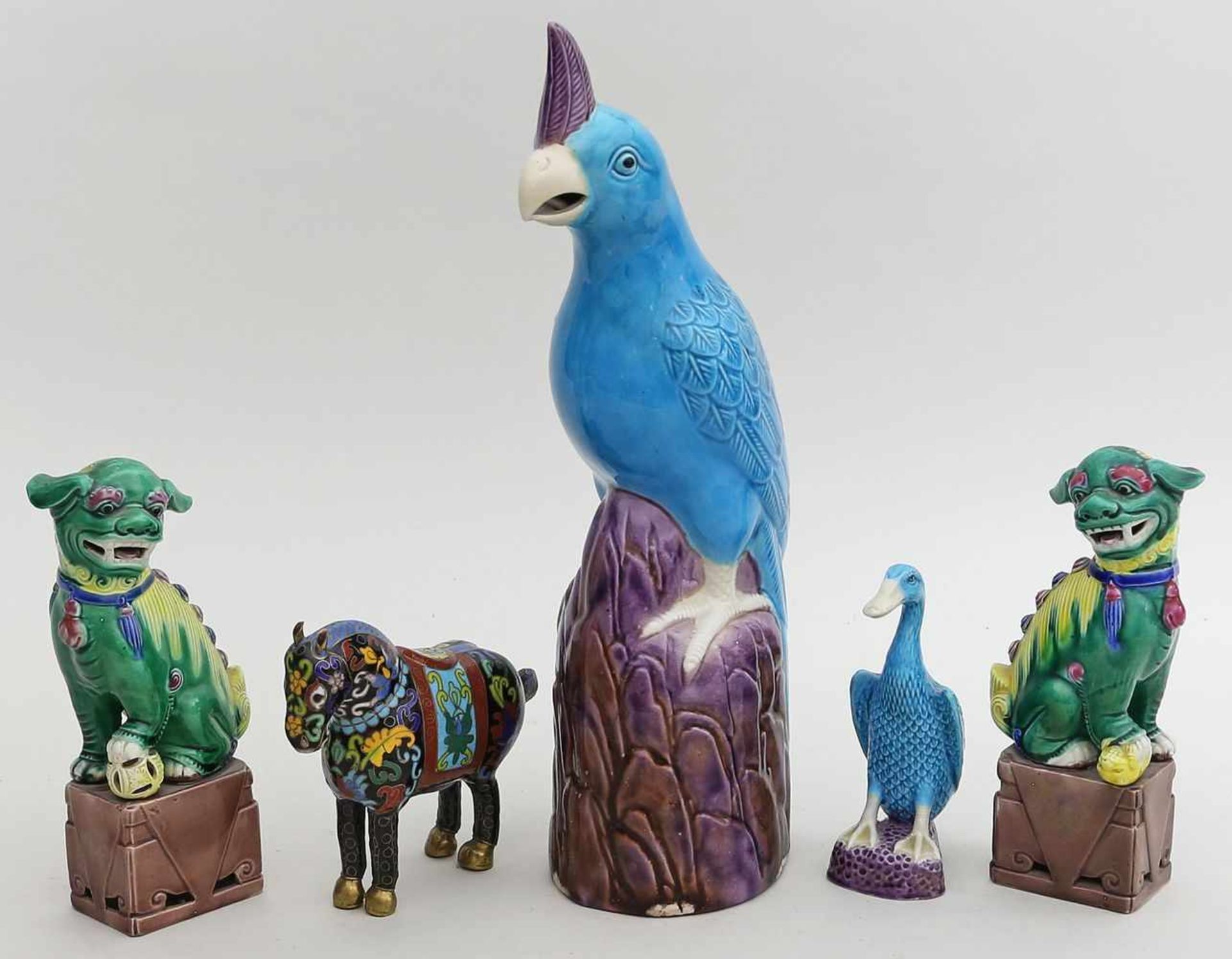 5 Skulpturen:Papagei, Ente und Paar Fo-Hunde, Porzellan mit verschiedenfarbiger Glasur, sowie