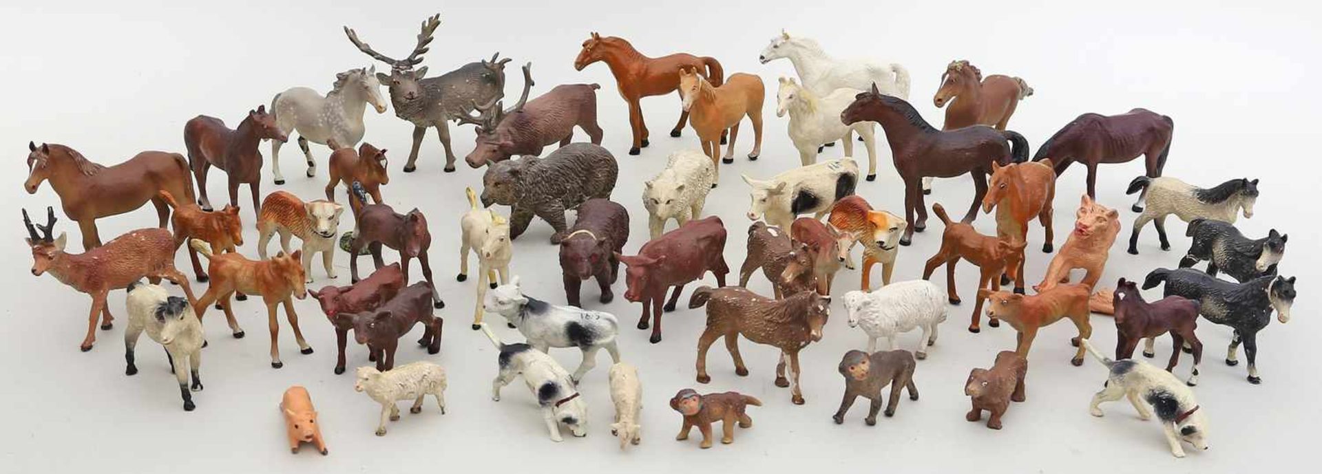 Sammlung von 49 Masse-Tieren.Überwiegend Haus und Hoftiere, dabei div. Pferde, Fohlen, Kühe und
