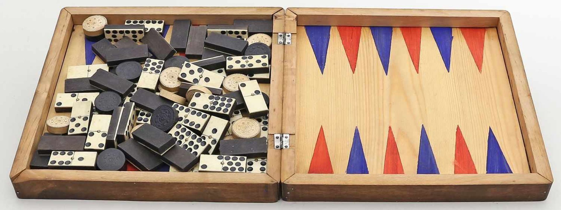 Mühle- und Dominospiel in zusammenklappbarem Spielbrett.Verschiedene Materialien, Dominosteine aus - Bild 2 aus 2