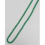 Lange Gebetskette.Grüne, jadeartige Kugelglieder. Ketten-L. 64 cm.