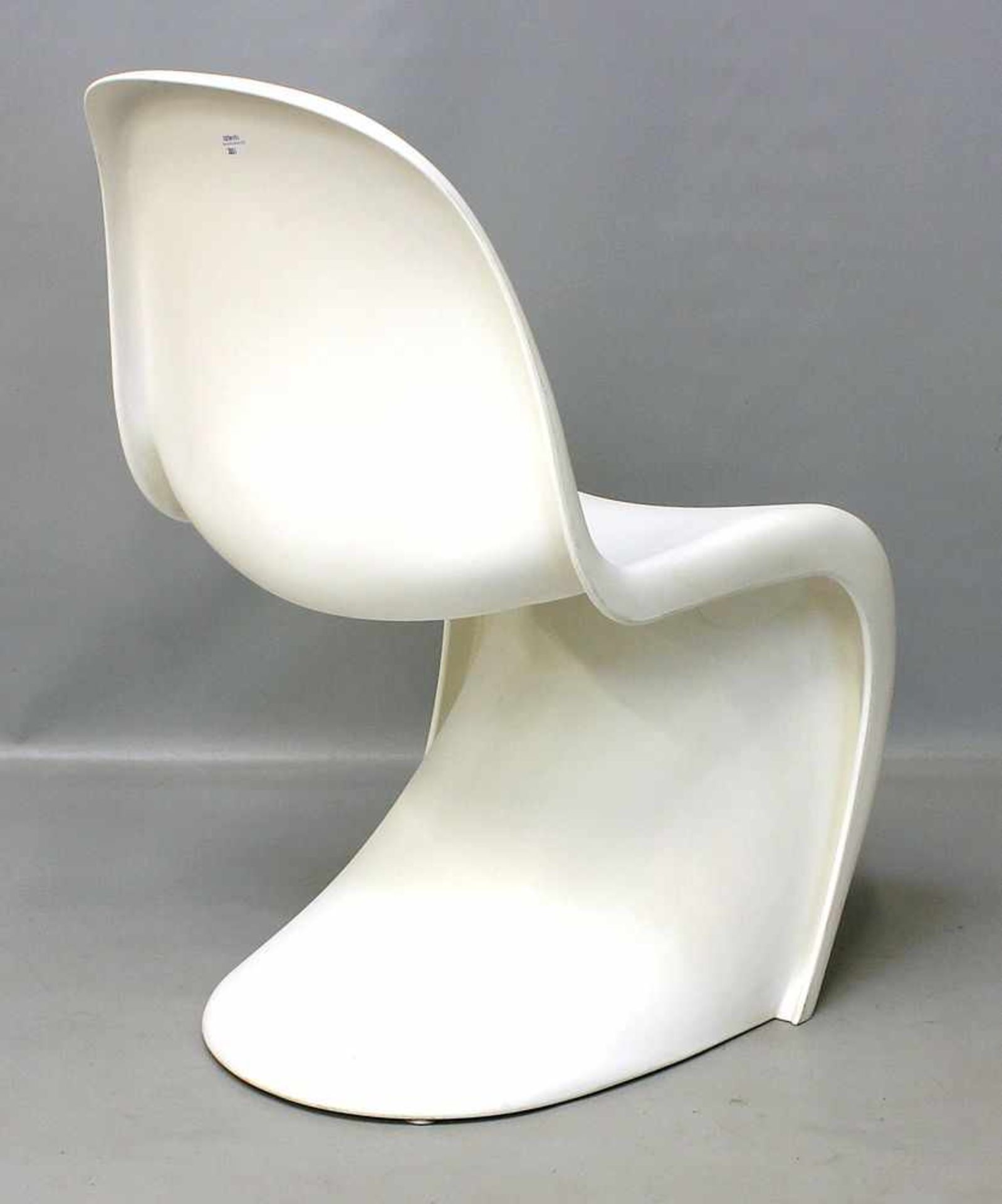 Panton, Verner (1926 Gamtofte - Kopenhagen 1998)"Panton Chair" aus weißem Kunststoff. Alters- und - Bild 2 aus 3