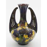 Jugendstil-Vase.Keramik mit bordeauxroter und kobaltblauer Glasur. Kalebassenform mit seitlich