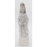 Skulptur einer Guanyin.Porzellan, weiß glasiert, so genanntes "Blanc de Chine". Gesteckte Hände (