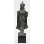 Stehender Buddha.Bronze mit schwarz-grüner Patina. Ergänzter, schwarz gelackter Holzsockel. Wohl