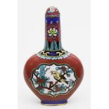 Cloisonné-Snuffbottle.Farbiges Cloisonné-Email. Herzform mit lang gezogenem Hals. Dunkelroter Fond