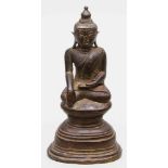 Buddha Shakyamuni.Bronze mit Resten ehemaliger Vergoldung. Dargestellt im Meditationssitz auf hohem,