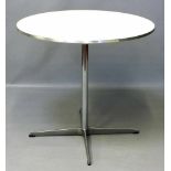 Jacobsen, Arne (1902 Kopenhagen 1971)Tisch "Zirkular A622". Vierstraliges Gestell aus Aluminium,