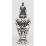 Zuckerstreuer im Empirestil.830/000 Silber, 209 g. Eiförmig gebauchte Wandung, runder Sockelfuß