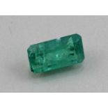 Smaragd, ca. 1,05 ct.Gute Farbe. Im lang gestreckten Emeraldcut. Natürliche Wachstumsmerkmale.