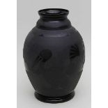 Art Deco-Vase.Schwarzes Glas. Balusterform. Matt geätzte Wandung mit umlaufend blank geätzter,
