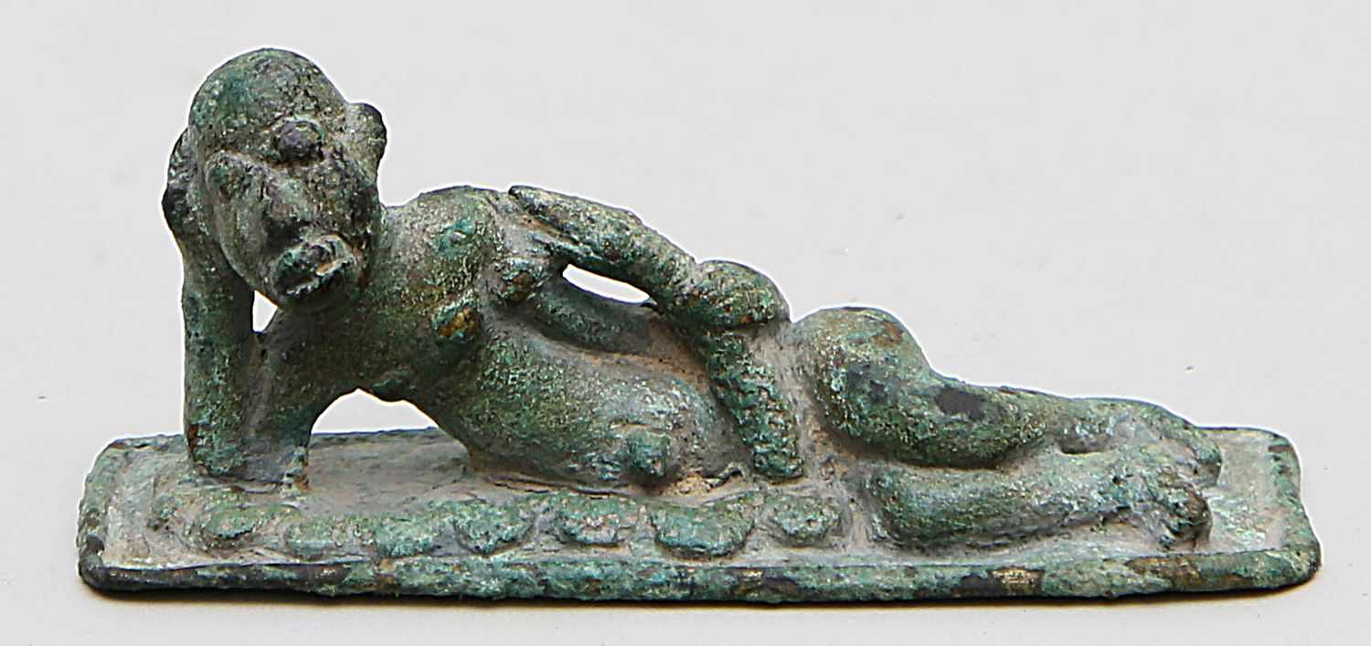 Liegende weibliche Figur mit Schlange.Bronze mit grüner Patina. Dienne-Kultur, Niger-Binnendelta,