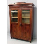 Biedermeier-Bücherschrank.Mahagoni, über Nadelholzkorpus furniert. Hoher, schmaler, zweitüriger