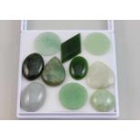 Zehn Jade-Cabochons bzw. -Tafelsteine.Unterschiedliche Farbnuancen und Formen. D. bzw. L. ca. 2,2