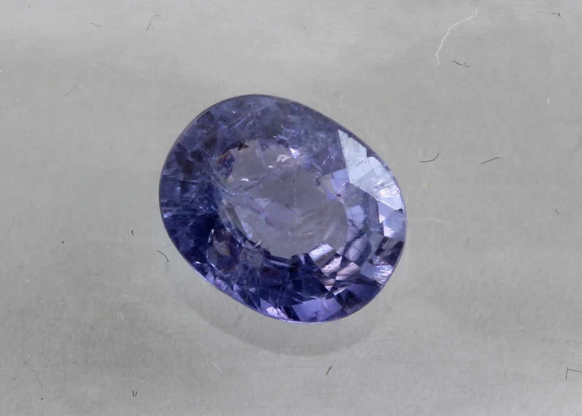 Blauer Saphir, 1,479 ct.Oval facettiert, mit Farbwechsel zwischen blau-violett (Tageslicht) zu