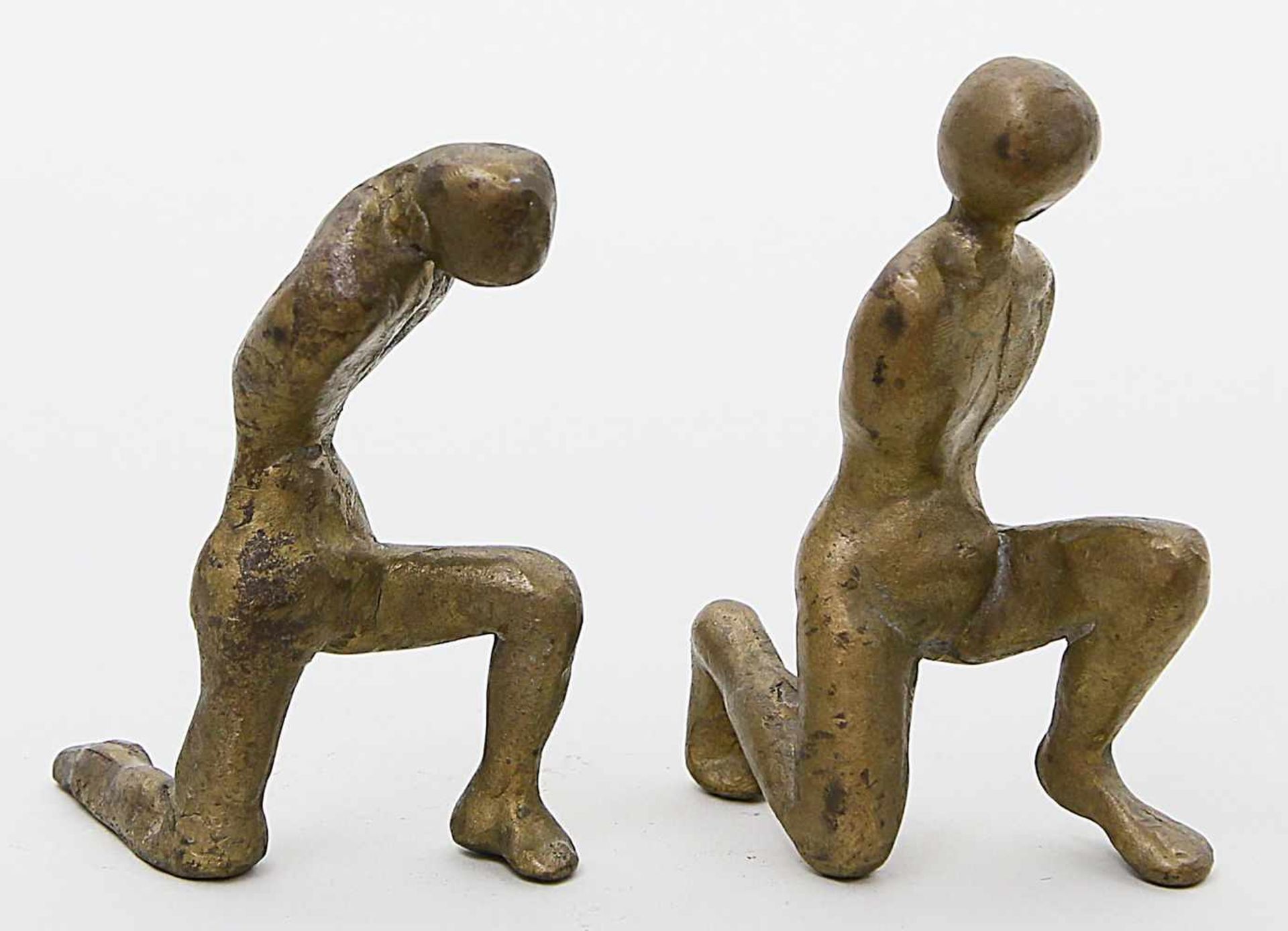 Monogrammist "UL.S." (um 1975)Zweiteilige abstrakte Darstellung von armlosen Körpern. Bronze,