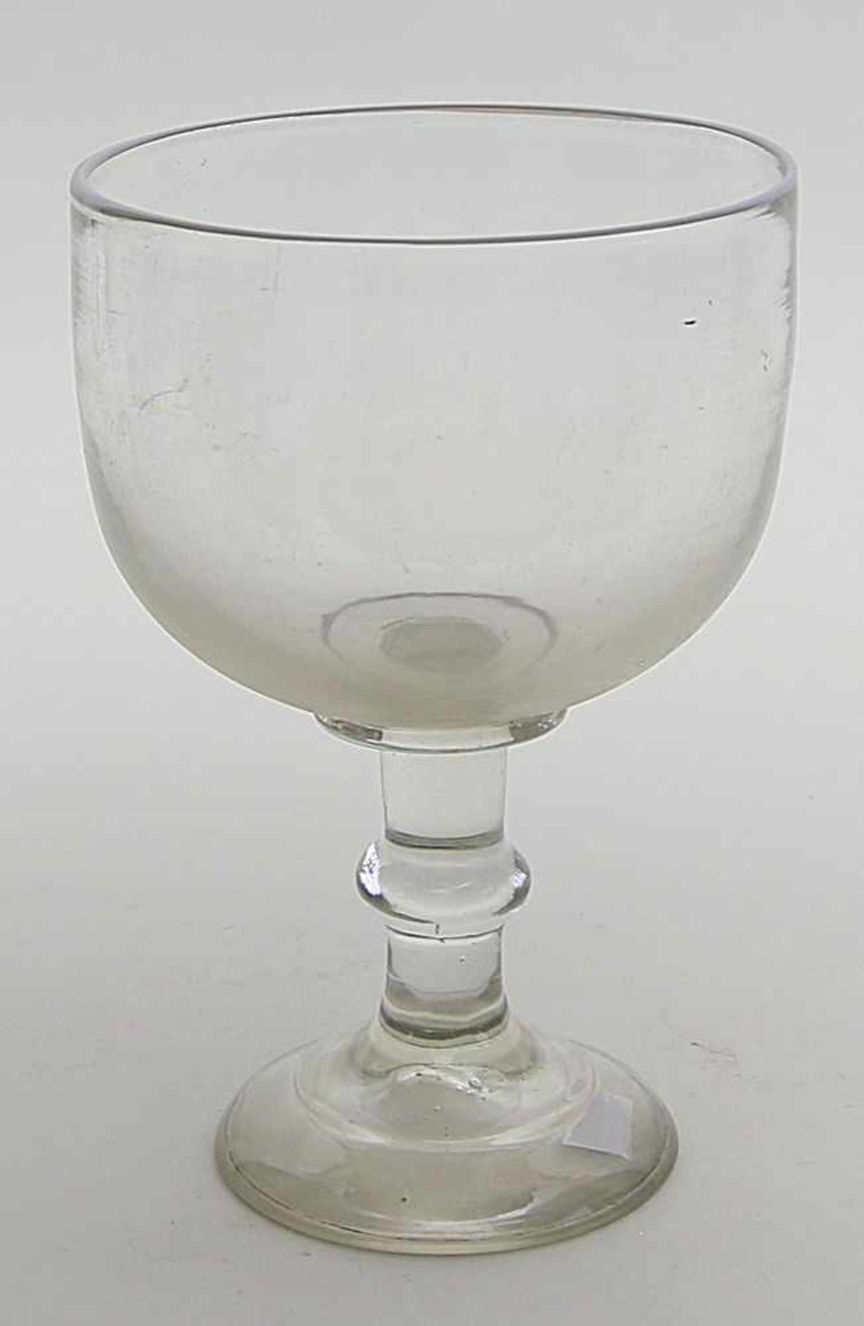 Berliner Weisse-Glas, 0,6 l.Farbloses Glas mit aufgeschmolzenem Milchglasrand. Balusterschaft auf