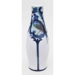 Jugendstil-Vase.Porzellan. Umlaufend Unterglasurbemalung mit Blüten und Rollwerk, schauseitig