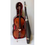 Cello mit Bogen.Verschiedene Materialien. Ohne Hersteller-Etikett. Bespielt. L. 120 cm. Im