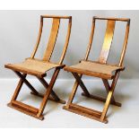 Paar Klappstühle (Folding Chairs).Jumu-Holz, engl. "northern elmwood". X-förmige Gestelle.