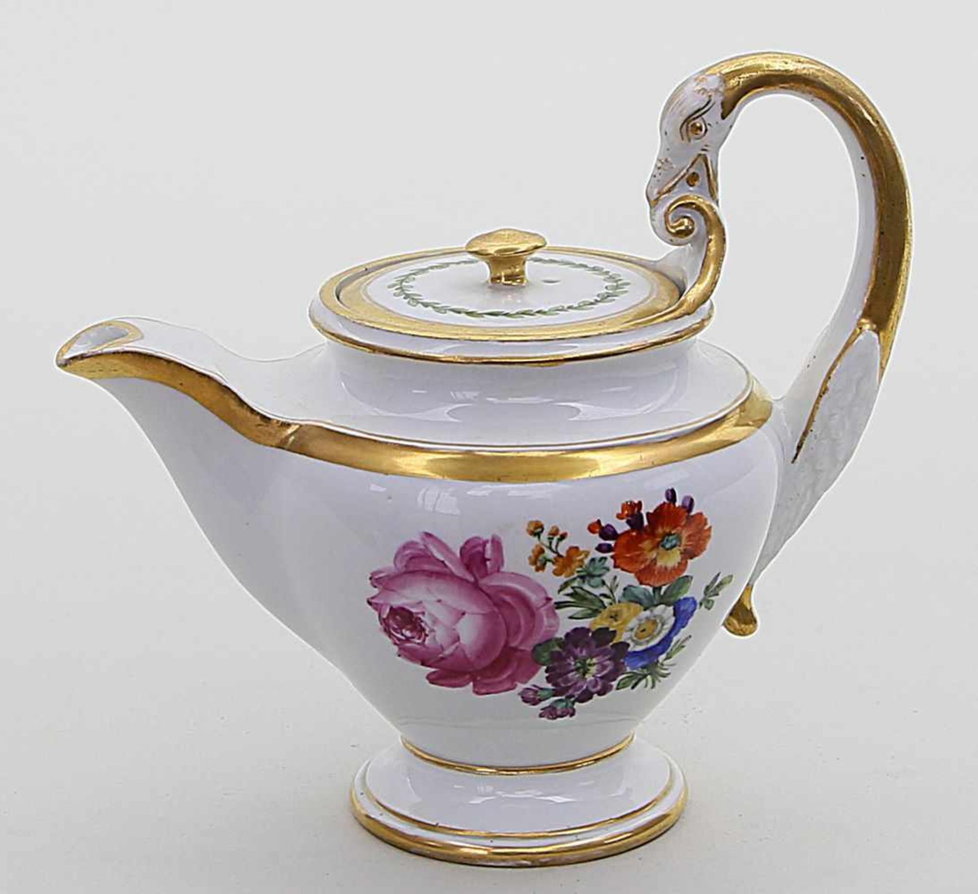 Kleine Teekanne, Meissen.Gebaucht mit Schwanenhenkel. Bunte Blumenbouquetmalerei. Breite, polierte