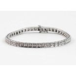 Brillant-Rivierearmband.14 kt. WG, brutto 13,3 g. Besetzt mit 49 Brillanten, zus. 2 ct., river-tw(