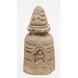 Stupa.Sandstein. Zu den Seiten vier Nischen mit sitzenden Buddha-Figuren. Stark best. mit