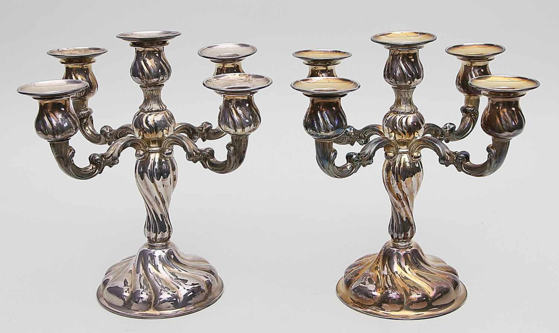 Paar Kerzenleuchter im Barockstil,je vierarmig/fünfflammig. 925/000 Sterlingsilber, zus. 1.282 g. In