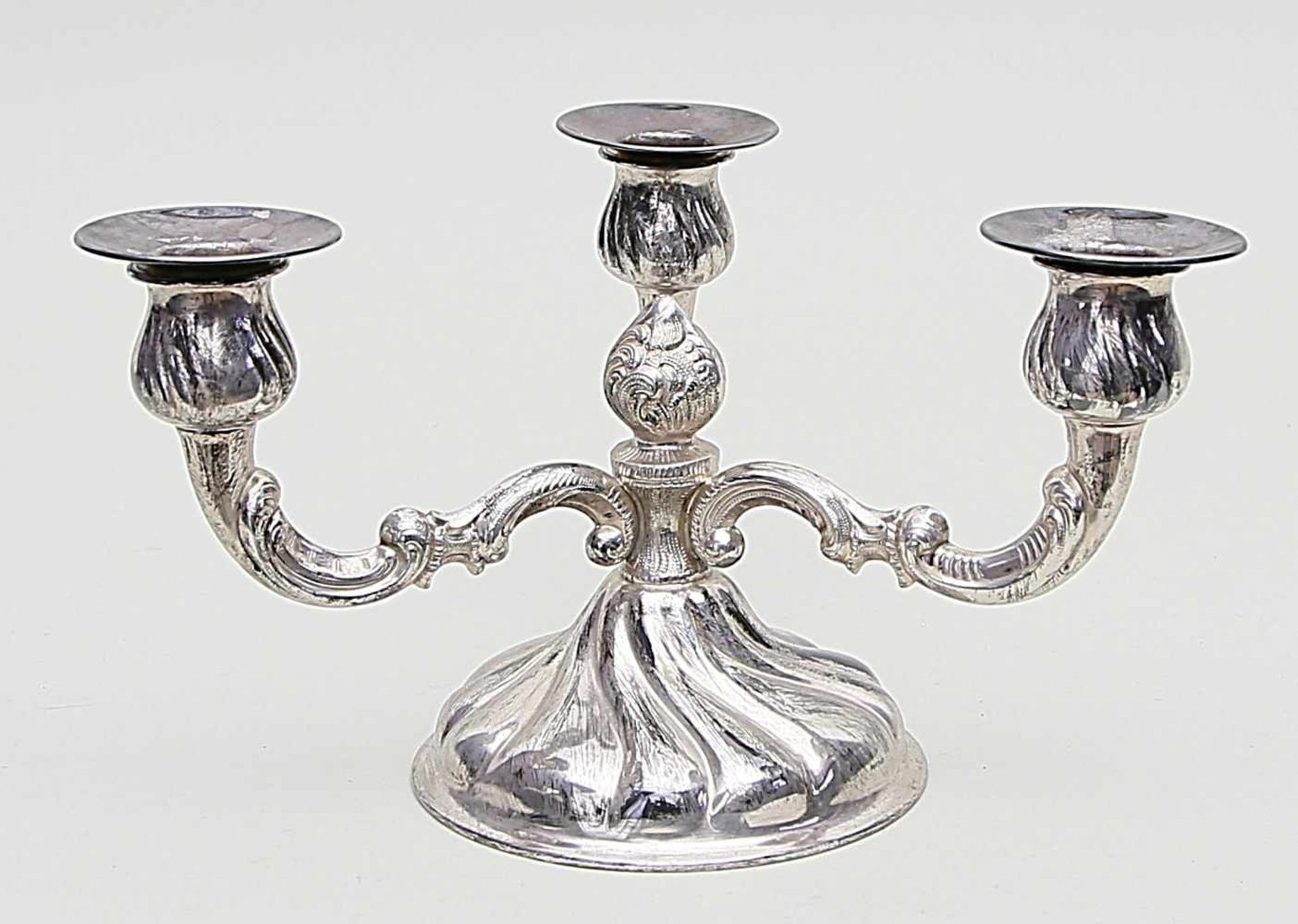 Kerzenleuchter im Barockstil,dreiarmig/-flammig. 925/000 Silber, 479 g. Godronierter, runder
