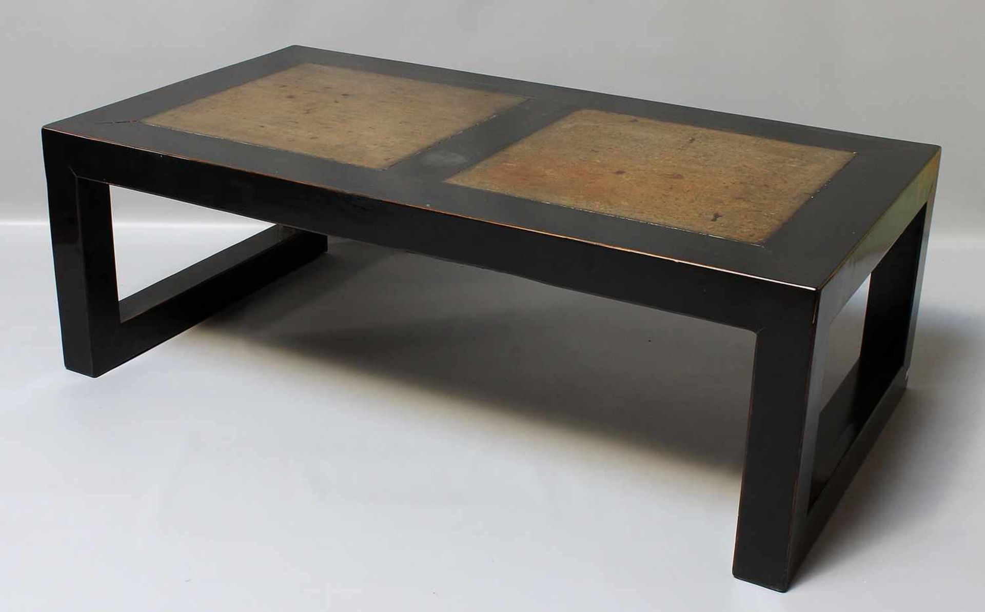 Asiatischer Couchtisch.So genannter "long low table". Holz, schwarz gefasst, Tischplatte mit zwei