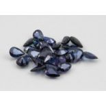 25 blaue Saphire, zus. 26,25 ct.Birnkernförmig facettiert in l. abweichenden Größen und Farbtönen.
