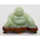 Sitzender Budai (Dickbauchbuddha).Apfelgrüner Jadeit. China. 7x 12x 5 cm. Beigegeben: Holzsockel, H.