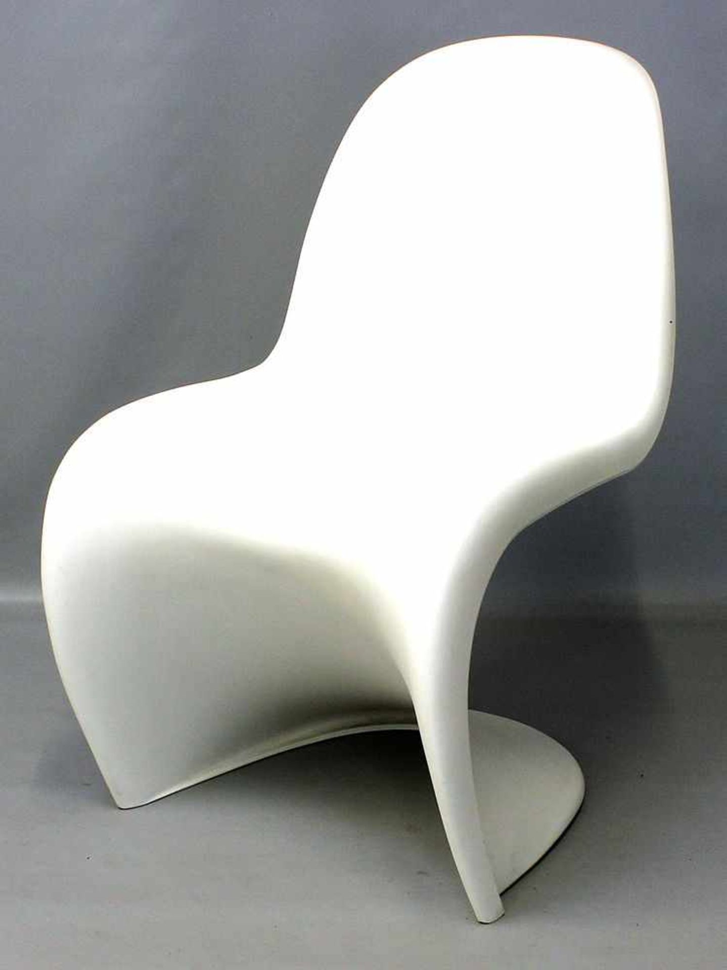 Panton, Verner (1926 Gamtofte - Kopenhagen 1998)"Panton Chair" aus weißem Kunststoff. Alters- und