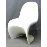 Panton, Verner (1926 Gamtofte - Kopenhagen 1998)"Panton Chair" aus weißem Kunststoff. Alters- und