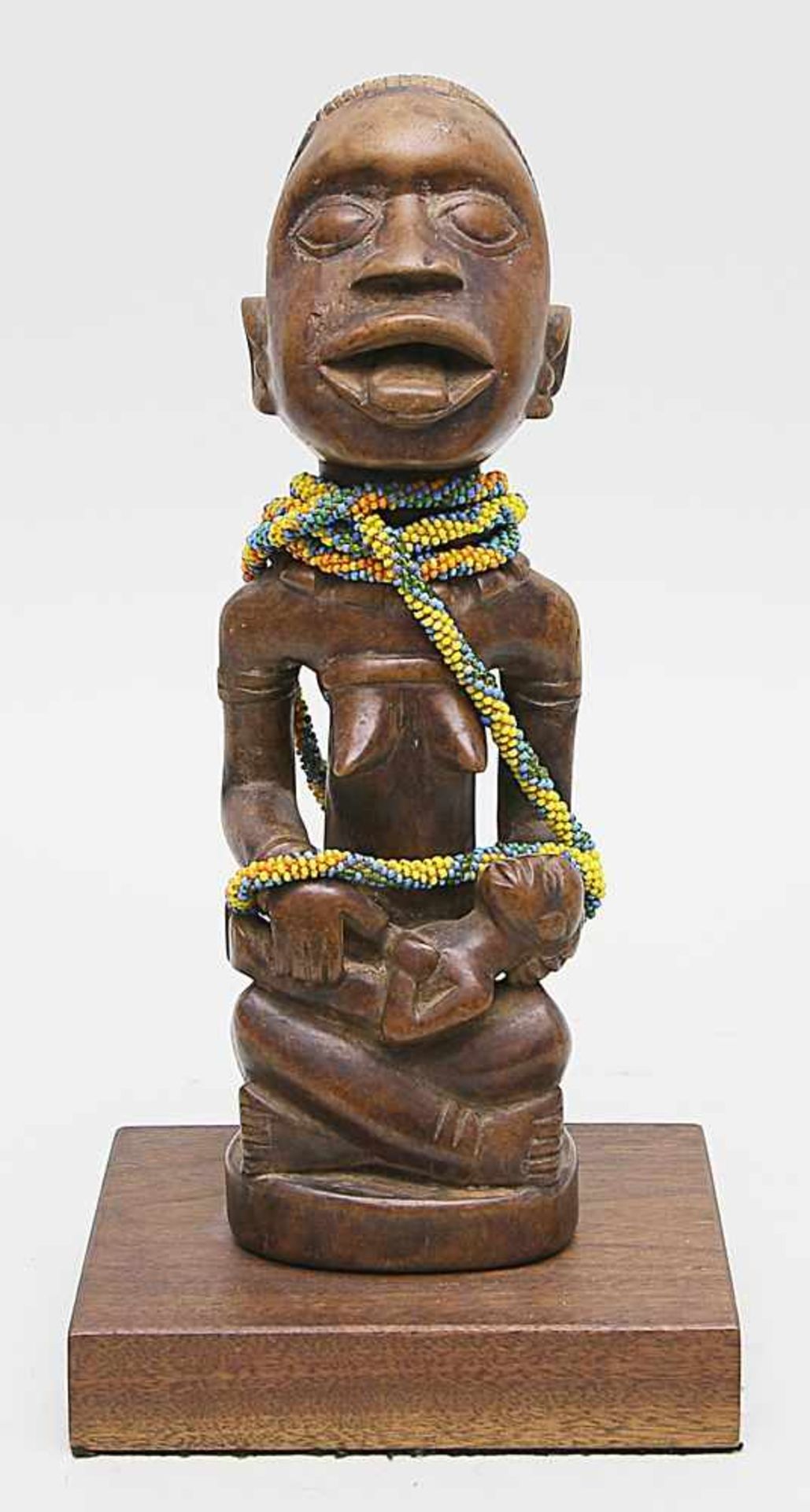Afrikanische Skulptur.Mutter mit Kind. Holz, vollplastisch geschnitzt, behangen mit Glasperlenkette.