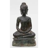 Skulptur des Buddha Shakyamuni.Bronze mit brauner Patina und teils l. Grünspanbildung. Im
