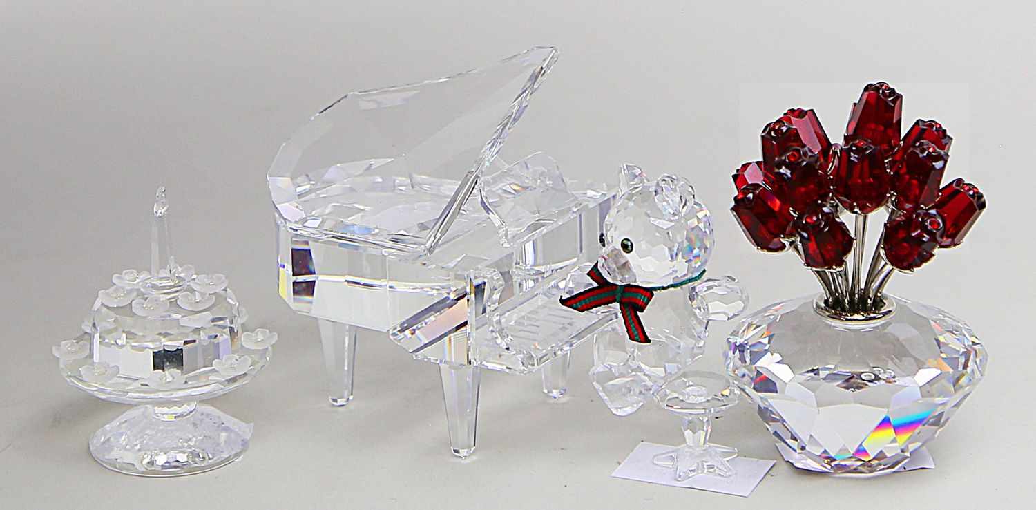 Fünf Skulpturen, Swarovski:Flügel mit Klavierhocker, Tulpenstrauß, Teddybär und Geburtstagstorte.
