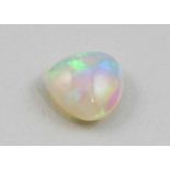 Opal, ca. 2,5 ct.Lebendiges Farbspiel. Dreieckiges Cabochon. 1 Ecke min. best. Wohl Äthiopien.