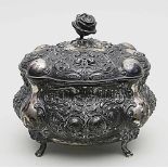 Bonboniere im Barockstil.800/000 Silber, 1.065 g. Mehrpassig gebauchte Wandung mit Rocaillen- und