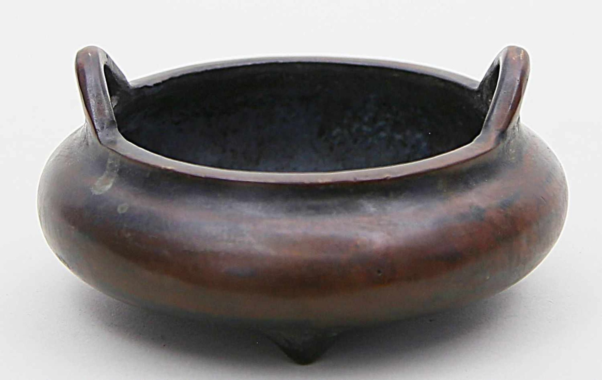 Weihrauchbrenner.Braun patinierte Bronze, 854 g. Schlichte, gebauchte Form auf drei Stumpenfüßen und