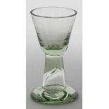 Portweinglas.Hellgrünes, l. schlieriges Glas. Konische Kuppa (Lippenrand l. best.) auf konischem