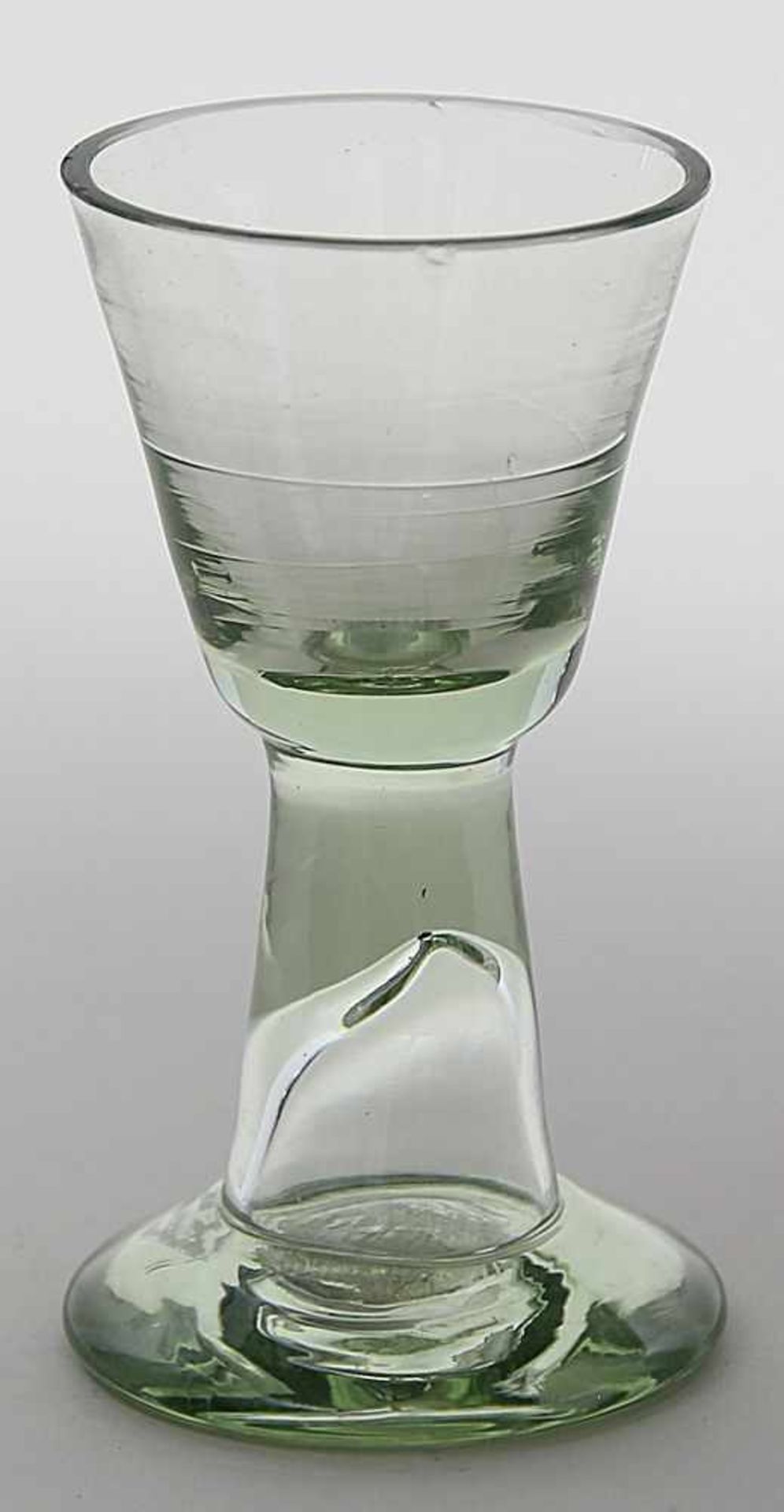 Portweinglas.Hellgrünes, l. schlieriges Glas. Konische Kuppa (Lippenrand l. best.) auf konischem