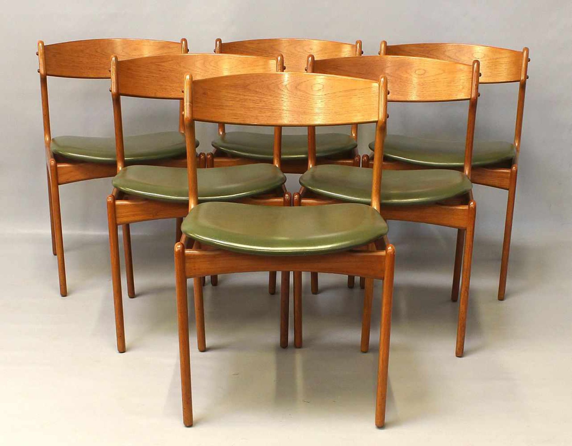 Buch, Erik (1923-1982)Sechs Stühle "Modell 49". Gestell aus Teakholz, grüner Lederbezug. L.