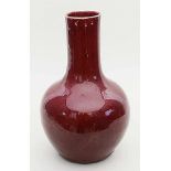 Vase.Porzellan. Gebauchte Flaschenform. Tiefrote "Lang-yao"-Glasur, so genanntes "Ochsenblutrot".
