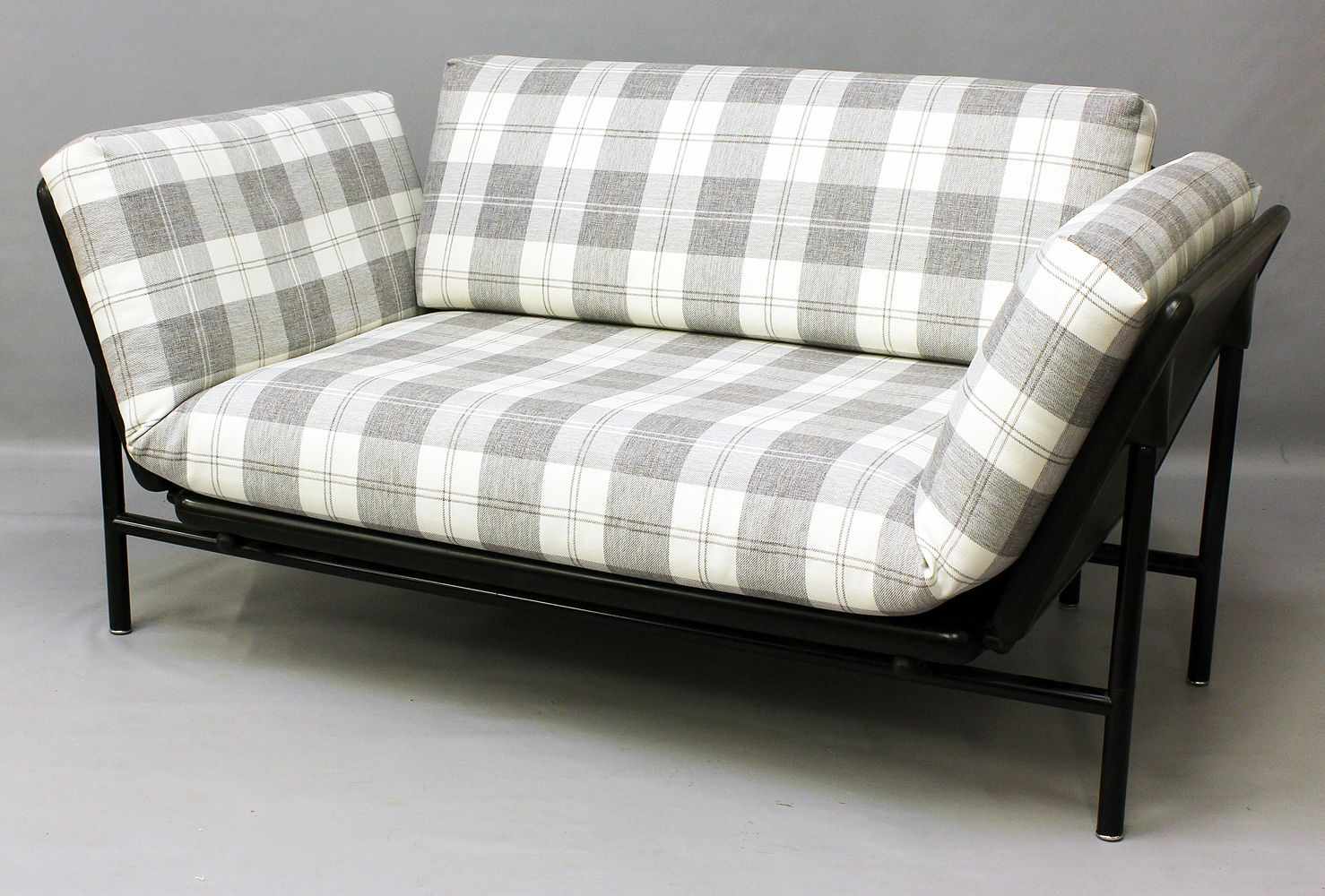 Postmodernes Sofa.Gestell aus schwarz gelacktem Metall und schwarzen Kunststoffmatten. Auflage mit