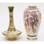 Zwei japanische Vasen.Satsuma-Steinzeug. a) Gestreckte Eiform mit eingezogenem Hals. Bunte