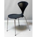 Cherner, Norman (1920 Brooklyn 1987)Cherner Side Chair mit Untergestell aus verchromtem Stahlrohr.